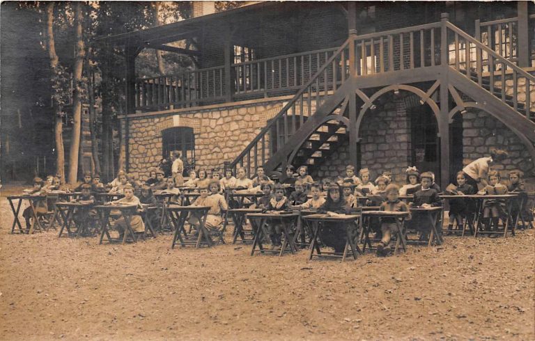Ecole dans la forêt, Génébrier, 1924
