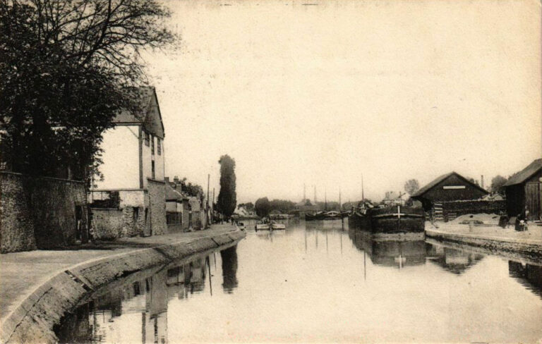 Histoire de Montargis - Photographe Marius Mallet. Vue sur le port de Montargis. Carte postale 1905